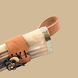 Corne à boire bord laiton et suspension cuir