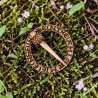 Broche annulaire médiévale en bronze avec motif inscrit